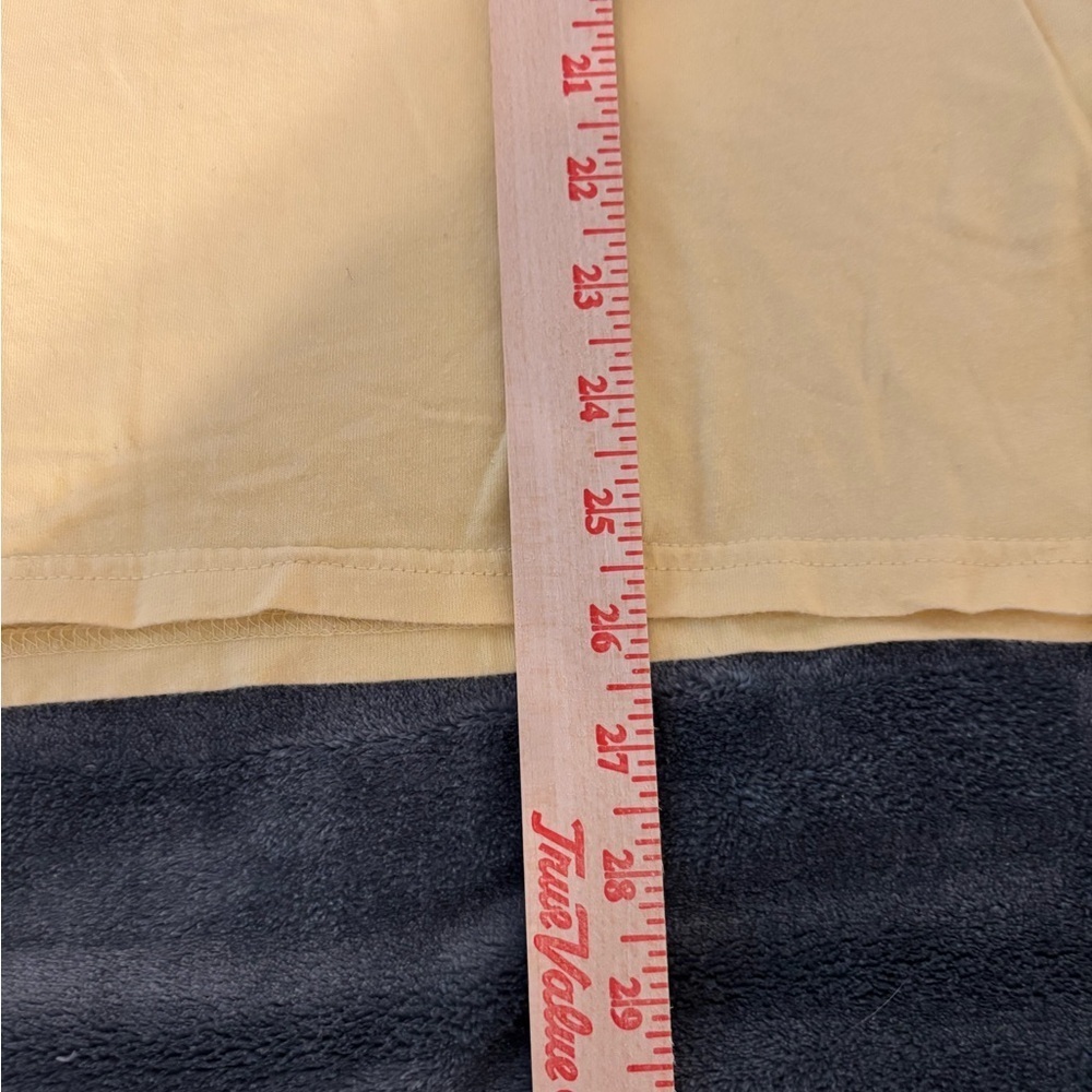 Hollister Men's Light Yellow Short Sleeve Tee - Picture 4 of 7